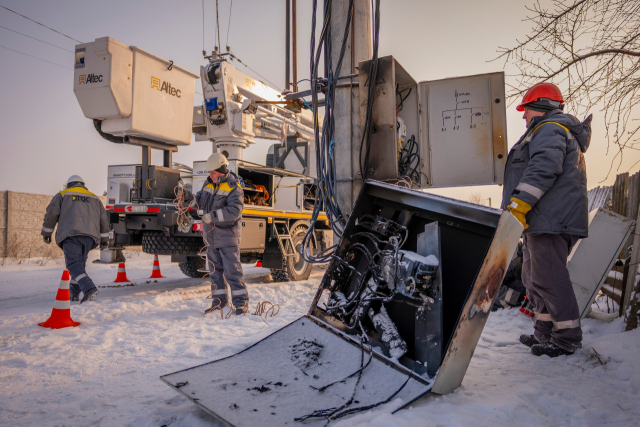 지난달 14일(현지시간) 우크라이나 키이우 지역 전력기술자들이 전력 긴급 복구 공사를 진행하고 있다. 우크라이나 지역은 러시아 공습의 여파로 망가진 전력망 복구되자마자, 전력 수요가 쏠려 다시 전력망이 붕괴되는 현상이 일어나고 있다. AP 연합뉴스