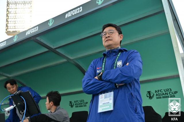 이민성 한국 U-23 축구대표팀 감독이 지난 13일 사우디아라비아에서 열린 2026 AFC U-23 아시안컵 조별리그 C조 우즈베키스탄과의 경기를 지켜보고 있다. 연합뉴스