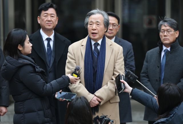 정기석 국민건강보험공단 이사장이 15일 서울 서초구 서울중앙지방법원에서 주요 담배회사들을 상대로 제기한 대규모 손해배상 청구 소송 2심 패소에 대해 발언하고 있다. 연합뉴스