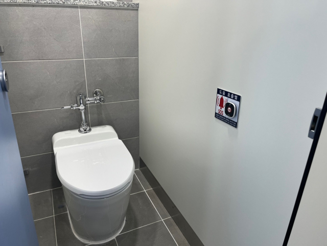 대서중 화장실에 설치된 비상벨. 남부지방교육지원청 제공