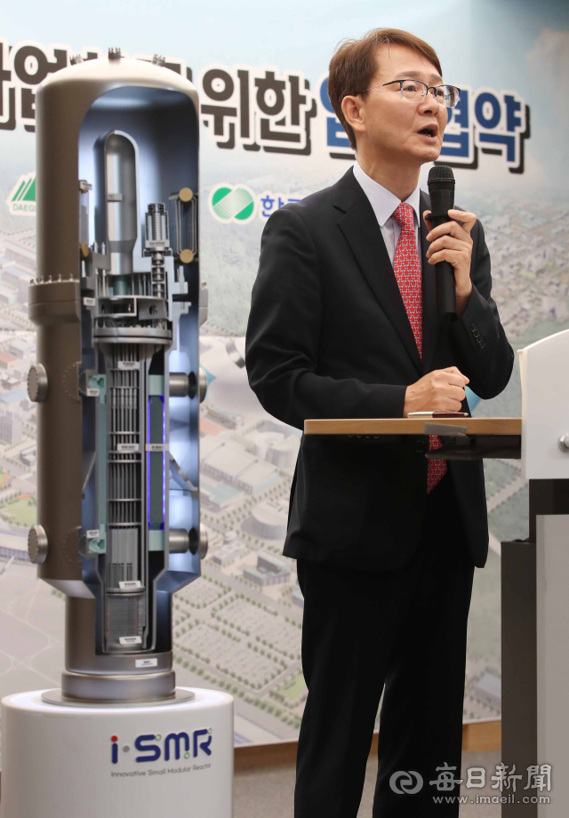 2024년 6월 17일 대구시청 산격청사에서 이종헌 대구시 정책특보가 소형모듈원자로(SMR) 사업화를 위한 업무협약을 체결한 뒤 SMR 모형 앞에서 기자들의 질의에 답변하고 있다. 매일신문DB