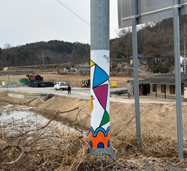 안동시 와룡면 도로변 전봇대와 통신주를 활용해 주민과 예술가가 함께 참여해 설치한 공공미술 전시공간인 