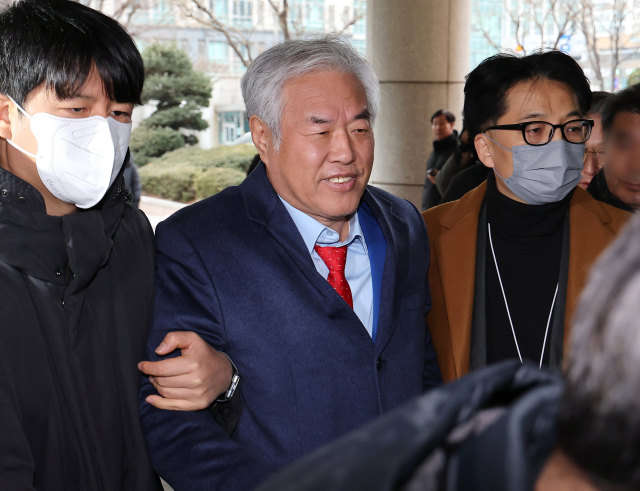 사랑제일교회 전광훈 목사가 15일 서울서부지방법원에서 열린 구속적부심 심문에 출석하고 있다. 연합뉴스