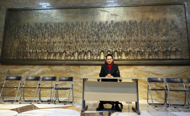 국민의힘 장동혁 대표가 15일 국회 제헌국회의원상 앞에서 공천헌금·통일교 특검 수용을 촉구하며 단식에 돌입하고 있다. 연합뉴스