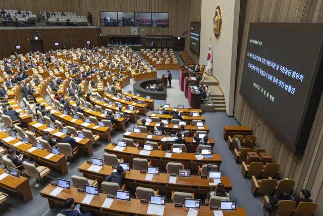 15일 국회에서 열린 2026년 1월 임시국회 1차 본회의에 2차 종합특검법이 상정된 뒤 더불어민주당 이성윤 의원이 법안 설명을 하고 있다. 연합뉴스