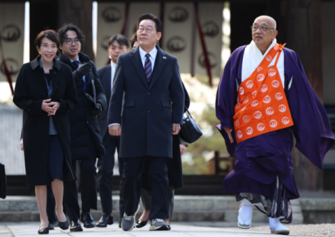 정장에 '명품 운동화' 신은 李…알고보니 