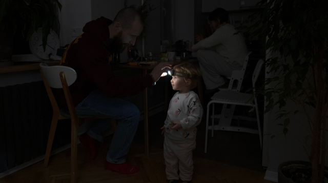 정전·한파 덮친 키이우, 이 아이의 삶 밝힐 등불은…