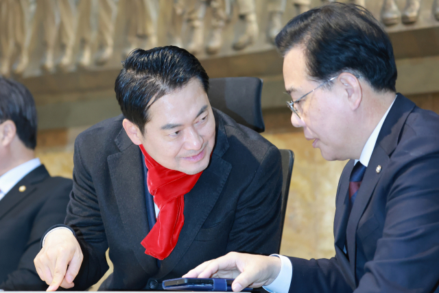 단식에 돌입한 국민의힘 장동혁 대표가 15일 국회 로텐더홀에서 송언석 원내대표와 대화하고 있다. 장 대표는 이날 통일교의 정치권 로비 의혹, 공천헌금 의혹과 관련한 특검법 수용을 촉구하며 단식에 돌입했다. 연합뉴스