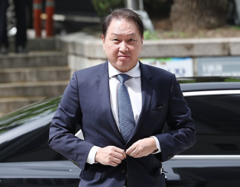 최태원 SK 회장이 2024년 4월 16일 오후 서울 서초구 서울고등법원에서 열린 노소영 아트센터 나비 관장과의 이혼 소송 항소심 공판에 출석하고 있다. 자료사진 연합뉴스