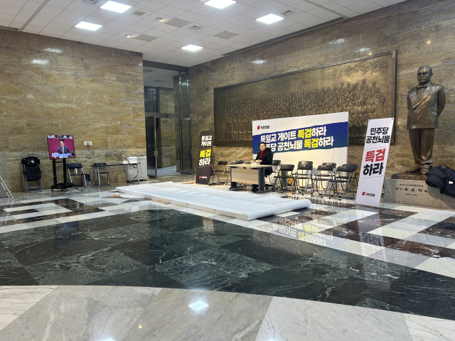 15일 오후 11시쯤 국회 로텐더홀에서 단식 투쟁을 하고 있는 장동혁 국민의힘 대표. 셔터 소리가 나자 기자를 쳐다보고 있다. 최훈민 기자