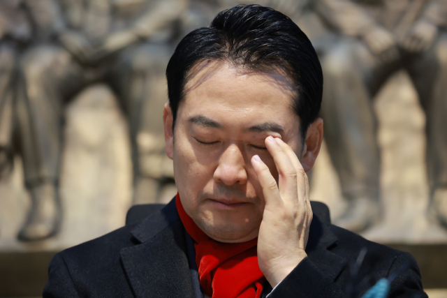 단식을 시작한 국민의힘 장동혁 대표가 15일 서울 여의도 국회 로텐더홀에 자리해 있다. 연합뉴스