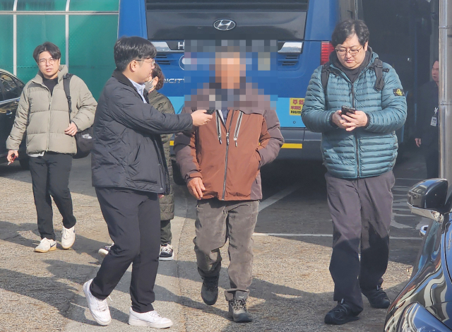 지난해 3월 경북 전역을 휩쓴 초대형 산불을 낸 혐의로 재판에 넘겨진 피고인 B씨가 징역형의 집행유예를 선고받은 후 법원을 나오고 있다. 손병현 기자