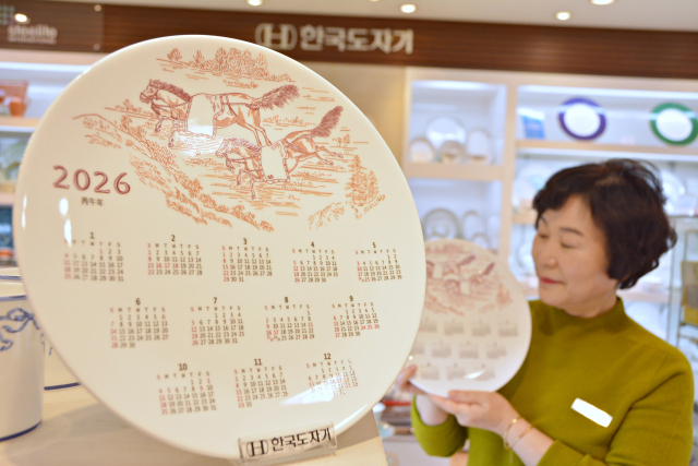 병오년 접시·막바지 겨울옷… 대구 유통가 '신년 마케팅' 
