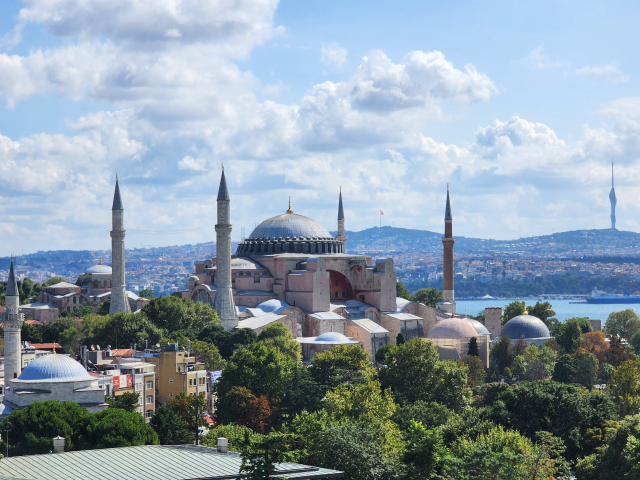 성 소피아 성당(아야 소피아, 거룩한 지혜). 532년 1월 니카 폭동을 겪은 뒤, 1달 뒤, 532년 공사에 들어가 537년 완공시켰다.