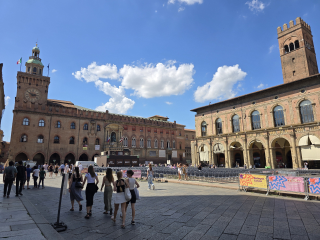 볼로냐 마조레 광장. 1088년 서양 최초로 대학이 들어선 도시. 볼로냐 대학 법학부에서 유스티니아누스 법전을 부활시켜 지도했고, 유스티니아누스 법전은 훗날 1804년 나폴레옹 민법, 1896년 독일 민법, 1898년 일본 민법, 1958년 대한민국 민법으로 계승된다.