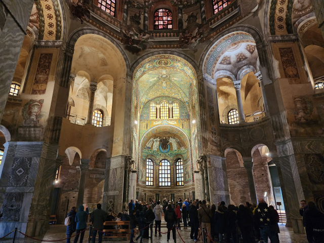 산 비탈레 성당 내부 돔과 앺스(동쪽 제단부). 돔은 팔각형으로 만들었다.