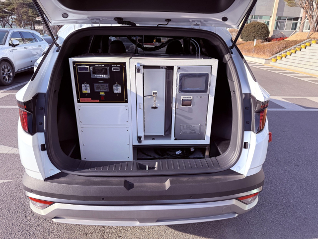 영천시 악취감시차량 내부 악취포집 장비. 영천시 제공