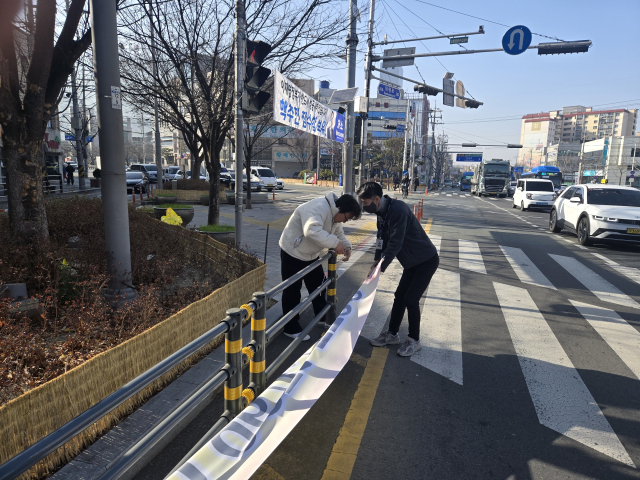 16일 찾은 남구 앞산네거리 일대. 차량 통행이 많은 교차로 구간에서의 철거 작업이 진행되고 있는 모습. 임재환 기자