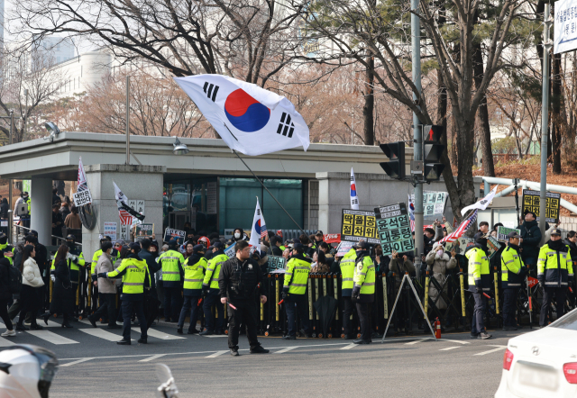 윤석열 전 대통령의 특수공무집행방해, 범인도피교사, 직권남용 권리행사방해 혐의 사건 1심 선고가 열린 16일 서울 서초구 서울중앙지방법원 앞에서 윤석열 전 대통령 지지자들이 구호를 외치고 있다 연합뉴스