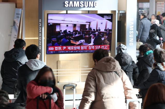 16일 서울역 대합실에서 고위공직자범죄수사처(공수처) 체포 방해 등 혐의로 기소된 윤석열 전 대통령에 대한 1심 선고 공판이 TV를 통해 생중계되고 있다. 이날 재판부는 윤 전 대통령에 징역 5년을 선고했다. 연합뉴스