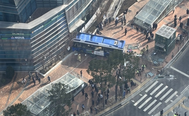 서울 서대문역 인근 건물에 버스 돌진…중경상 13명
