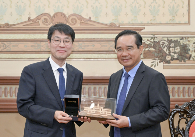 김정기 대구시장 권한대행이 이끄는 대구시 대표단이 호치민시 인민위원회를 찾아 응웬 반 드억 인민위원장과 면담하고 경제·과학기술·인적 교류 협력 확대를 논의했다. 대구시 제공