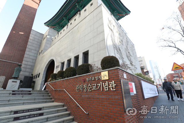 조선시대 무과 시험장이었던 관덕정은 근대 들어 천주교 박해의 현장이 됐다. 을해·정해·기해·병인박해를 거치며 25명의 신자가 이곳에서 순교했고, 그들의 이름은 지금도 비석에 새겨져 있다. 정운철 기자 woon@imaeil.com