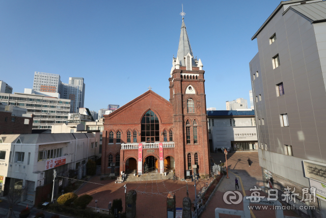1893년 설립된 대구제일교회. 교육과 의료를 함께 전파하며 지역 기독교의 중심 역할을 했고, 3·1운동 당시에는 교회 밖 거리로 나가 독립만세를 외친 저항의 공간이기도 했다. 정운철 기자 woon@imaeil.com