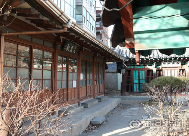 반월당 골목 안 낡은 한옥 문우관. 지역 문인과 선비들이 모여 유교의 가르침을 닦던 공간으로 영남 선비들의 시 모임이 열리던 중심지였다. 초라해 보이는 외형과 달리, 상덕사비를 품은 이곳에는 대구의 오래된 선비 정신이 고스란히 남아 있다. 정운철 기자 woon@imaeil.com