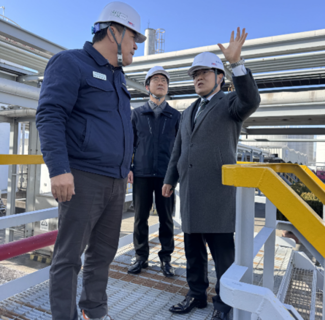 문행용 용당세관장(왼쪽 세 번째)이 현장 시찰을 하고 있다. [사진=관세청]