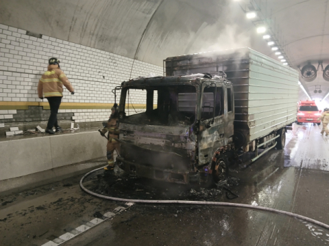 당진영덕고속도로 의성군 안평2터널 입구에서 5t 화재, 전소…인명 피해 없어