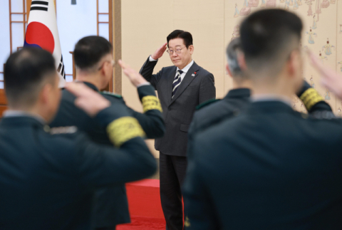 이재명 대통령, 중장 진급자 보직 신고 받아…삼정검·수치 수여