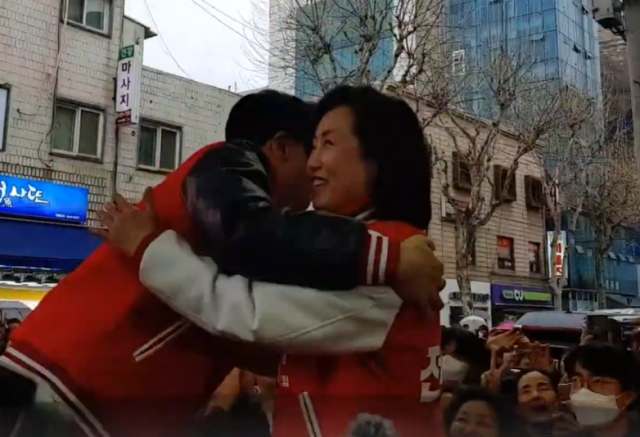 2024년 3월25일 서울 강동구 암사시장에서 지원 유세에 나선 한동훈 당시 국민의힘 당 비상대책위원장과 전주혜 강동갑 당협위원장. 유튜브 락TV