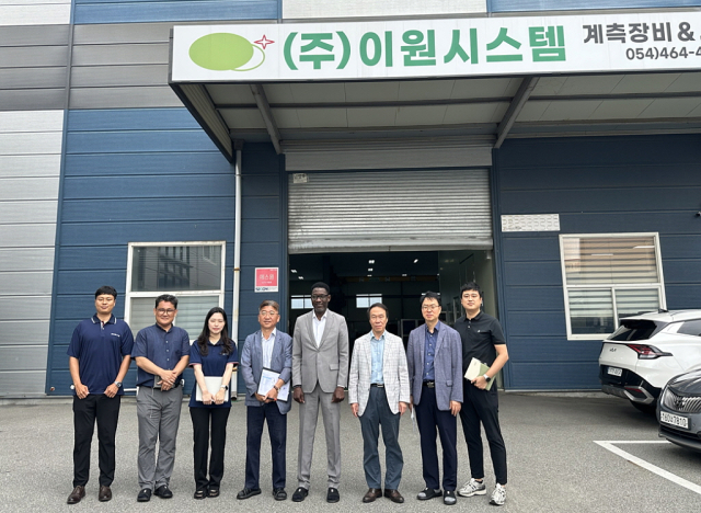 구미산단 계측장비 제조업체 이원시스템이 사우디아라이바 수출을 성사시킨 뒤 기념촬영을 하고 있다. 구미시 제공