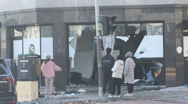 70대 고령 운전자, 앞차 들이받고 인도 돌진…여아 중상