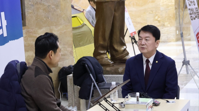 17일 장동혁 국민의힘 대표가 단식하고 있는 국회 로텐더홀을 찾은 안철수 국민의힘 의원. 안철수 의원 페이스북