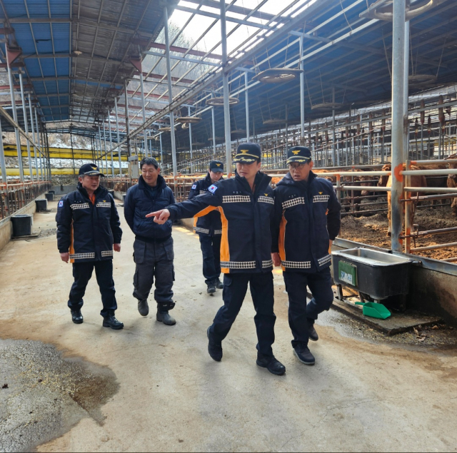 봉화소방서는 지난 15일 겨울철 화재 발생 가능성이 높은 관내 축사를 대상으로 화재 예방 지도를 실시했다. 봉화소방서 제공