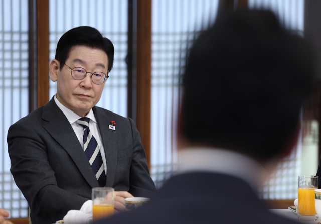 이재명 대통령이 16일 청와대 상춘재에서 열린 정당 지도부 초청 오찬에서 개혁신당 천하람 원내대표의 발언을 듣고 있다. 연합뉴스