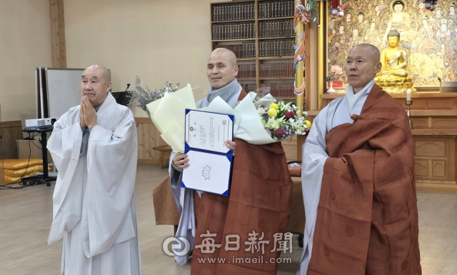 은해사 차기 주지에 당선된 성로 스님이 당선증을 교부 받고 있다. (왼쪽부터)은해사 주지 덕조 스님, 성로 스님, 조계종 중앙선거관리위원장 태성 스님. 독자 제공