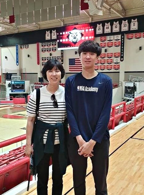 이현중과 어머니 성정아 씨. 연합뉴스