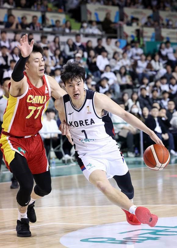 한국의 이현중이 지난 12월1일 강원 원주에서 열린 2027 FIBA 월드컵 아시아 예선 1라운드 B조 2차전 중국과의 경기 도중 돌파를 시도하고 있다. 연합뉴스