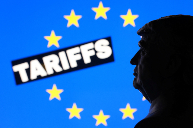 EU 국기 앞으로 보이는 도널드 트럼프 미국 대통령의 잔영. 연합뉴스