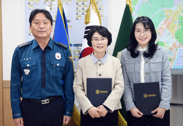 BNK경남은행 봉암동지점 직원 2명이 마산동부경찰서 채경덕 서장으로부터 감사장을 받은 뒤 기념촬영을 하고 있다.