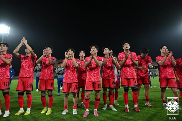 18일(한국시간) 사우디아라비아 제다의 킹 압둘라 스포츠 시티 홀 스타디움에서 열린 2026 아시아축구연맹(AFC) U-23(23세 이하) 아시안컵 8강전에서 승리한 선수들이 경기 종료 후 관중석을 향해 인사하고 있다. 이민성 감독이 지휘하는 한국 U-23 대표팀은 이날 호주에 2-1로 이겨 준결승에 올랐다. 연합뉴스