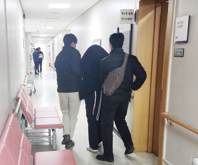 아동학대 범죄의 처벌에 관한 특례법 위반 등 혐의를 받는 경북 모 지역 초등학교 교사 A(44)씨가 14일 오후 대구지법 안동지원에서 열린 영장실질심사(구속 전 피의자 심문)을 마친 뒤, 법정에서 나오고 있다. 손병현기자.