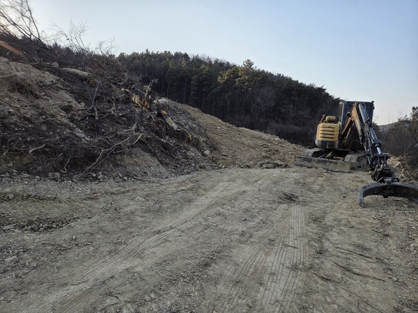 창녕군의 공사 중지 명령에도 계성면 일대 문화재보호구역 안에서 중장비를 동원한 불법 공사가 계속되고 있다.