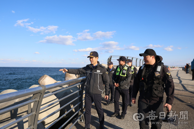 동해해양경찰서장이 연안해역 안전사고 예방을 위해 현장 점검을 실시 중이다 . 동해해경 제공