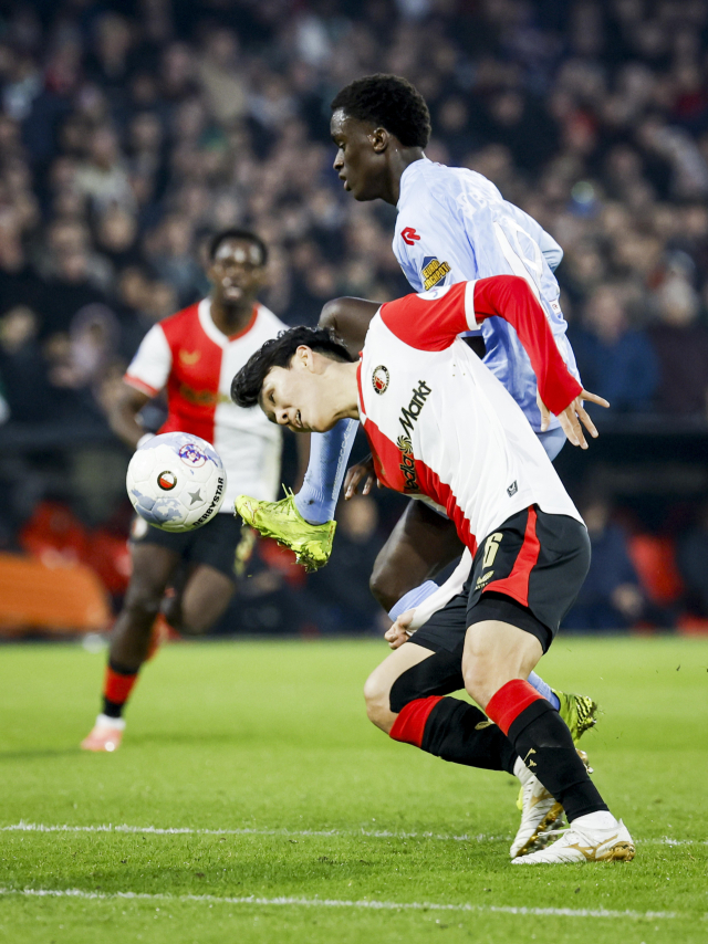 페예노르트의 황인범이 19일 네덜란드 로테르담에서 열린 에레디비시 19라운드 경기 도중 스파르타 로테르담의 아요니 산토스와 공을 다투고 있다. EPA 연합뉴스