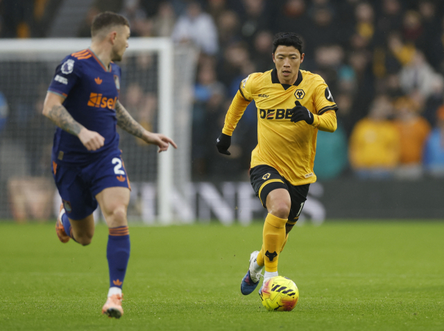 울버햄튼의 황희찬이 18일 영국 울버햄튼의 몰리뉴 스타디움에서 열린 EPL 22라운드 뉴캐슬과의 경기 도중 드리블 돌파를 시도하고 있다. 로이터 연합뉴스