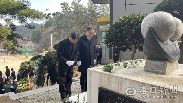 교육관계자와 주민 등이 울릉도 천부초교에 설치된 고(故) 이경종 스승 추모비를 찾아 헌화하고 있다. 울릉교육지원청 제공